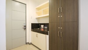 Standard Room (Reddoorz) | Bed sheets - RedDoorz Plus @ Jardin Suites Guadalupe Nuevo (Makati)