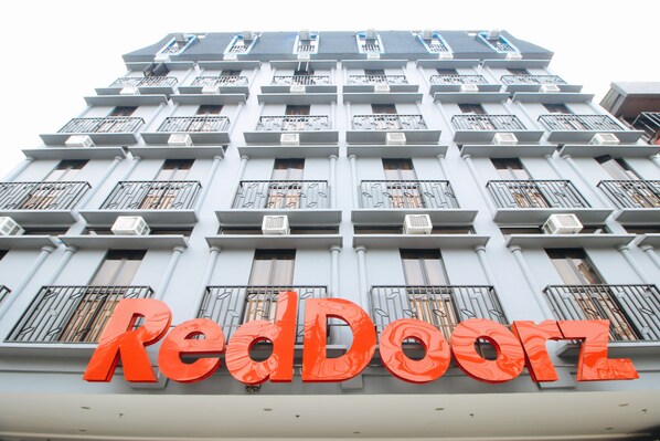 Exterior detail - RedDoorz Plus @ Jardin Suites Guadalupe Nuevo (Makati)