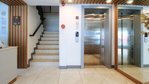 Property entrance - RedDoorz Plus @ Jardin Suites Guadalupe Nuevo (Makati)