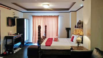 Desk, WiFi, bed sheets