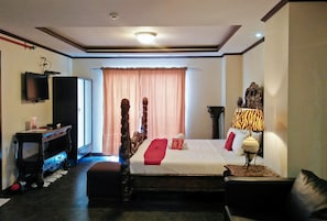 Suite Studio (Window is not Guaranteed) | Bureau, Wi-Fi, draps fournis