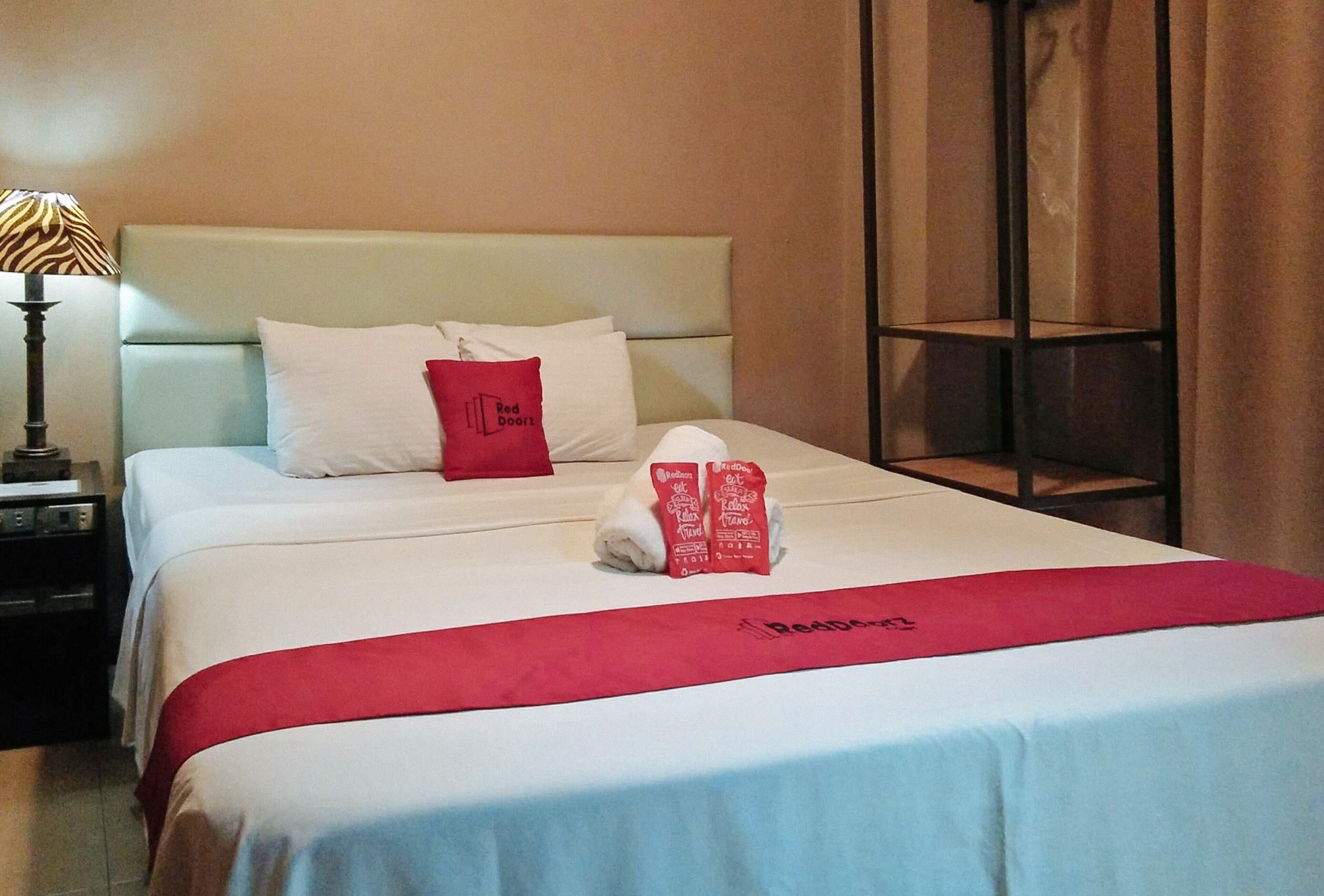 Desk, WiFi, bed sheets
