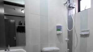 Un baño con inodoro, lavabo y ducha.
