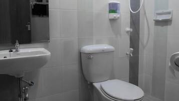 Shower, rainfall showerhead, free toiletries, towels