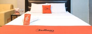 Room - RedDoorz @ P Florentino Street Sampaloc Manila (Quezon City)