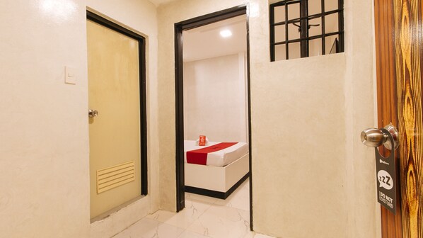 Deluxe Room | Bed sheets - RedDoorz @ PIY Margal Sampaloc Manila (Manila)