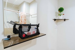 Regadera, amenidades de baño gratuitas, toallas