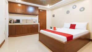 Deluxe Room (Reddoorz) - RedDoorz Plus near Uptown BGC Mall (Taguig)