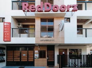 Exterior - RedDoorz Plus near Uptown BGC Mall (Taguig)