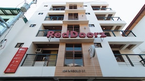 Exterior - RedDoorz Plus near Uptown BGC Mall (Taguig)