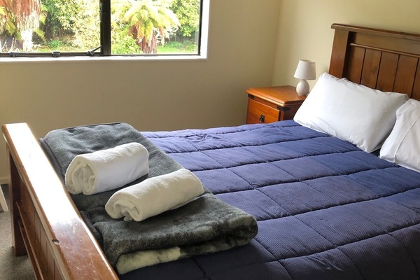 5 soverom, skrivebord, strykejern/-brett og reiseseng for barn