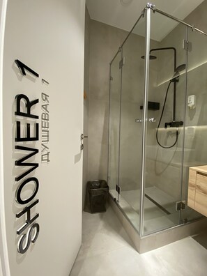 Bathroom shower - Sleep Lounge Terminal D - Hostel (Khimki)