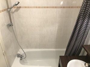 Bathtub, towels, soap, toilet paper - Studio 150m from RER A-Val d'Europe. Disney/Paris (Montévrain)