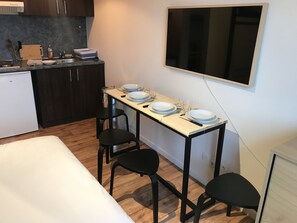 Escriptori, habitacions insonoritzades, wifi i roba de llit 