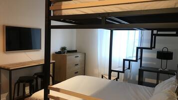 Een bureau, geluiddichte muren, wifi, beddengoed
