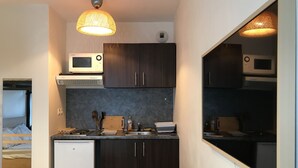 冷蔵庫、電子レンジ、コンロ、電気ポット