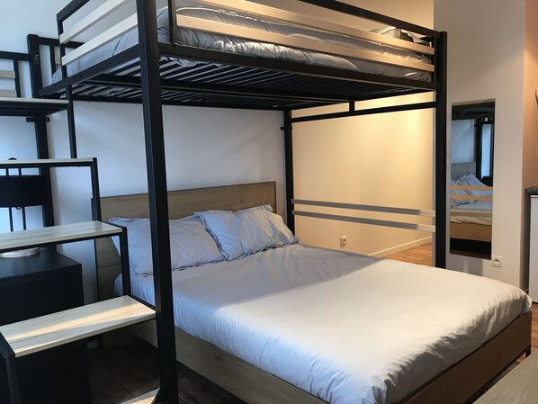 Desk, soundproofing, WiFi, bed sheets