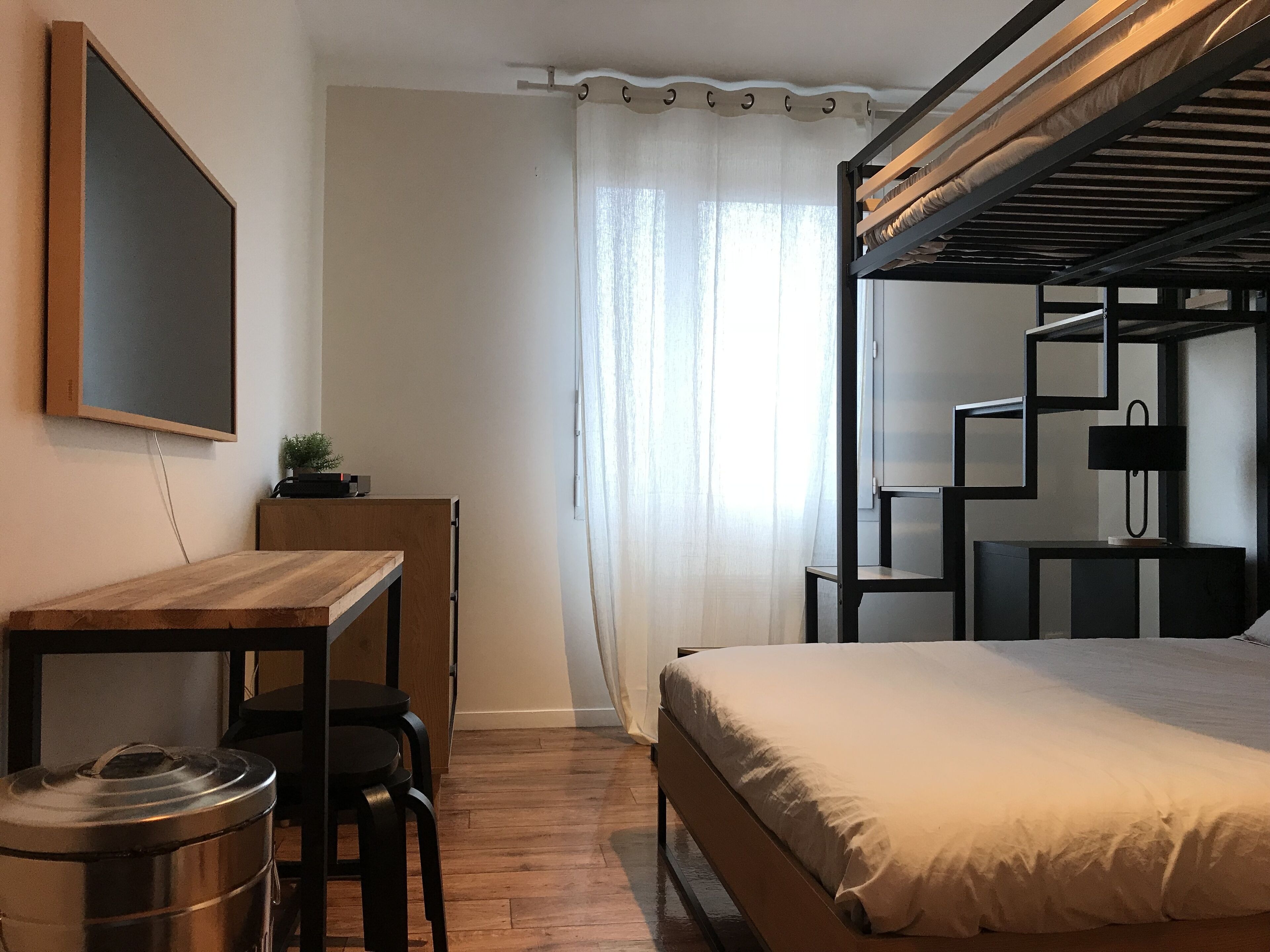 Bureau, chambres insonorisées, Wi-Fi, draps fournis