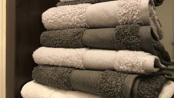 Badewanne, HandtĂŒcher, Seife, Toilettenpapier