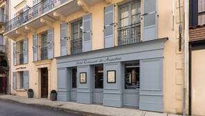 A hotel facade with a sign reading "Hôtel Restaurant des Augustins." - Hôtel des Augustins - Boutique Hôtel - Restaurant Gastronomique (Saint-Cyprien)