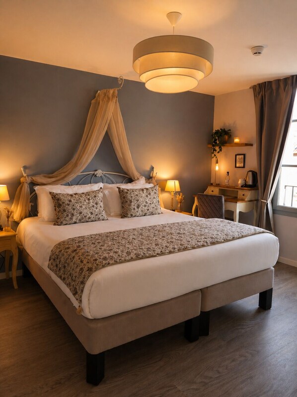 A bedroom with a bed, bedside tables, a desk, a hanging light fixture, and a window with curtains. - Hôtel des Augustins - Boutique Hôtel - Restaurant Gastronomique (Saint-Cyprien)