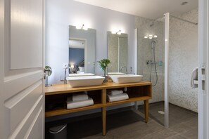 Standard Room | Bathroom | Shower, rainfall showerhead, free toiletries, hair dryer - Hôtel des Augustins - Boutique Hôtel - Restaurant Gastronomique (Saint-Cyprien)
