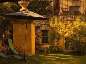 A stone building with a garden, a pergola, and outdoor seating. - Hôtel des Augustins - Boutique Hôtel - Restaurant Gastronomique (Saint-Cyprien)