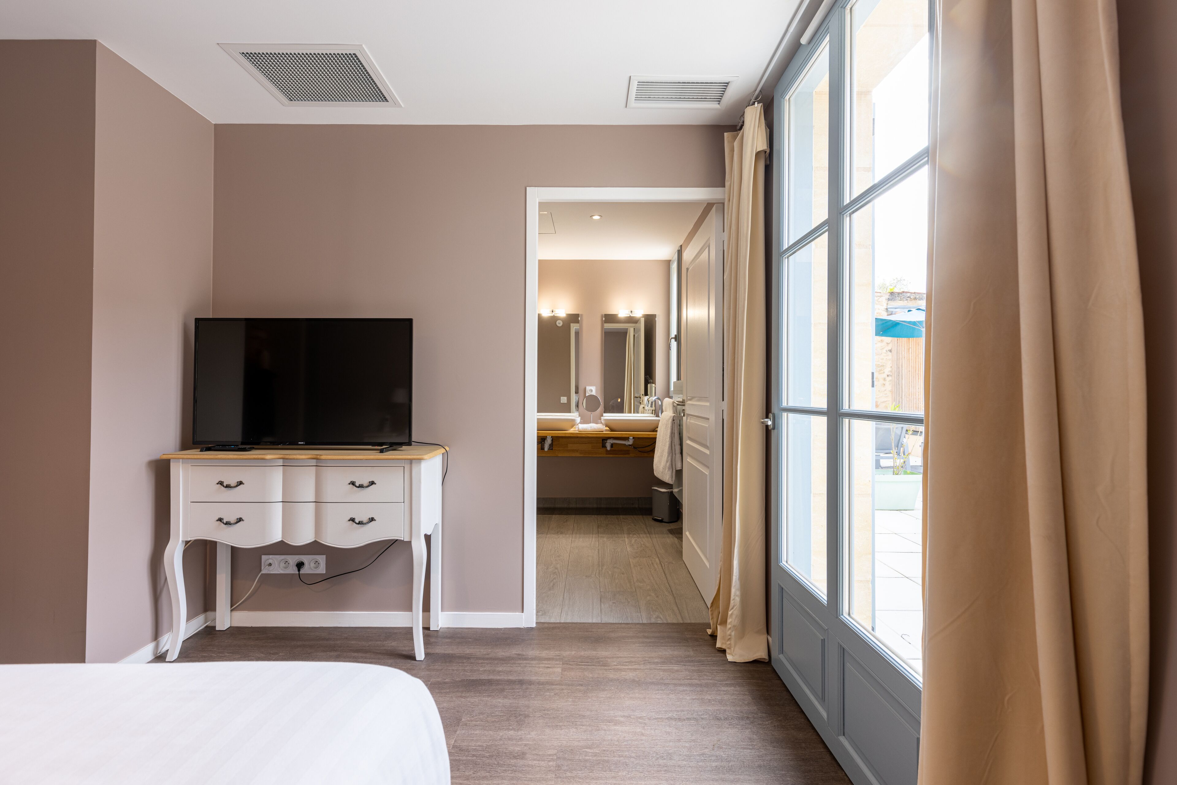 Chambre Confort Double ou avec lits jumeaux | Salle de bain | Douche, douche à « effet pluie », articles de toilette gratuits