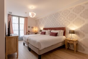 Memory foam-madrasser och värdeförvaringsskåp på rummet