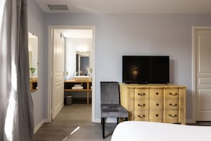 Standard Room | Bathroom | Shower, rainfall showerhead, free toiletries, hair dryer - Hôtel des Augustins - Boutique Hôtel - Restaurant Gastronomique (Saint-Cyprien)