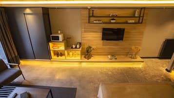 Kamer | Privékeuken | Een microgolfoven, een waterkoker, kookgerei, borden en bestek