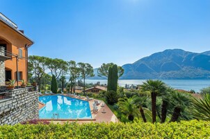 Una piscina al aire libre de temporada
