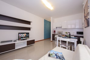 Apartamento família, 1 quarto (Fontana Del Lago Apt. 2) | Cozinha privada | Micro-ondas, fogão, cooktop, lava-louças
