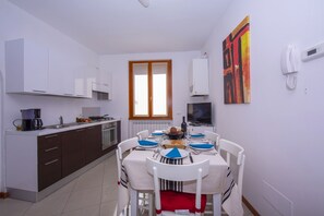 Standardlejlighed - 1 soveværelse (Fontana Del Lago Apt. 4) | Privat køkken | Mikrobølgeovn, ovn, kogeplade, kaffe-/temaskine