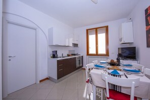 Standard-Apartment, 1 Schlafzimmer (Fontana Del Lago Apt. 4) | Eigene Küche | Mikrowelle, Ofen, Herdplatte, Wasserkocher mit Kaffee-/Teezubehör