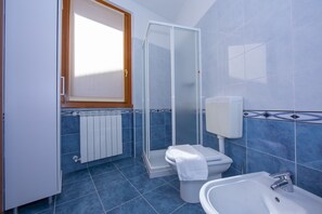 Standard-Apartment, 1 Schlafzimmer (Fontana Del Lago Apt. 4) | Badezimmer | Dusche, Regendusche, Haartrockner, Bidet