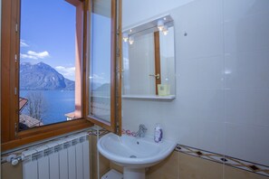 Appartamento familiare, 2 camere da letto (Fontana Del Lago Apt. 5) | Bagno | Doccia, soffione a pioggia, asciugacapelli, bidet
