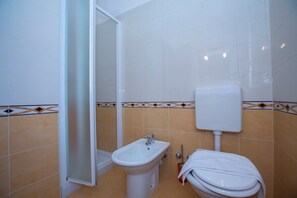 Appartamento familiare, camere multiple (Fontana Del Lago Apt. 5) | Bagno | Doccia, soffione a pioggia, asciugacapelli, bidet