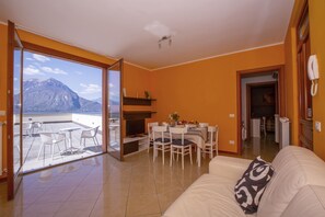 Family Apartment, Multiple Bedrooms (Fontana Del Lago Apt. 5) | Living room | 21-inch flat-screen TV with cable channels, TV - Fontana Del Lago Apt. 5 (Varenna)