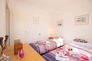 Family Apartment, 3 Bedrooms, 2 Bathrooms, Beachside (Regina Villetta) | 3 bedrooms, iron/ironing board, WiFi (surcharge), bed sheets - Regina Villetta (Laglio)