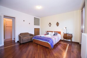 Family Apartment, Multiple Bedrooms, 2 Bathrooms, Beachside (Regina Villetta)