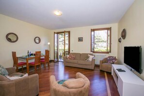 Familienapartment, Mehrere Schlafzimmer, 2 Bäder, am Strand (Regina Villetta) | Wohnbereich | 24-Zoll-Fernseher mit Satellitenempfang