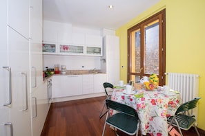 Family Apartment, Multiple Bedrooms, 2 Bathrooms, Beachside (Regina Villetta) | Private kitchen | Oven, stovetop, dishwasher, coffee/tea maker - Regina Villetta (Laglio)