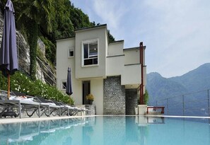 Outdoor pool, sun loungers - Villa Parisi (Tremezzina)