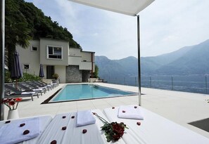 Outdoor pool, sun loungers - Villa Parisi (Tremezzina)