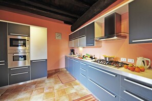 Penthouse Standard, 2 chambres (Argegno Bellavista) | Cuisine privée | Réfrigérateur, micro-ondes, four, plaque de cuisson