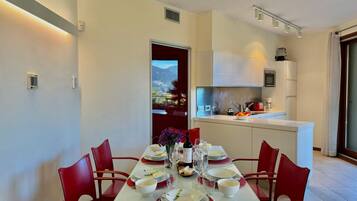 Honeymoon appartement, meerdere slaapkamers, 2 badkamers (La Perla Di Sonenga - Giardino) | Dineerruimte