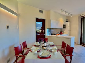 Honeymoon Apartment, 3 Bedrooms, 2 Bathrooms, Mountainside (La Perla Di Sonenga - Giardino) | Dining room
