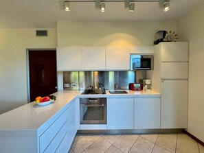 Honeymoon Apartment, Multiple Bedrooms, 2 Bathrooms, Mountainside (La Perla Di Sonenga - Giardino) | Private kitchen | Microwave, oven, stovetop, dishwasher - La Perla Di Sonenga - Giardino (Menaggio)