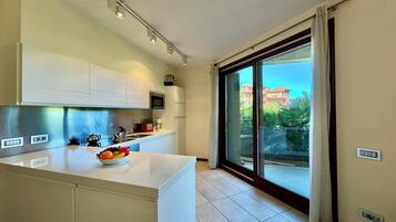 Honeymoon appartement, meerdere slaapkamers, 2 badkamers (La Perla Di Sonenga - Giardino) | Privékeuken | Een magnetron, een oven, een kookplaat, een vaatwasser